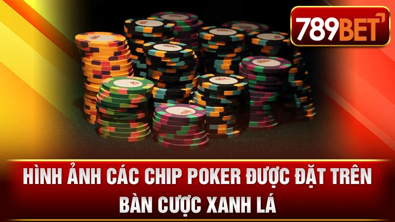 Hình ảnh các chip Poker được đặt trên bàn cược xanh lá.
