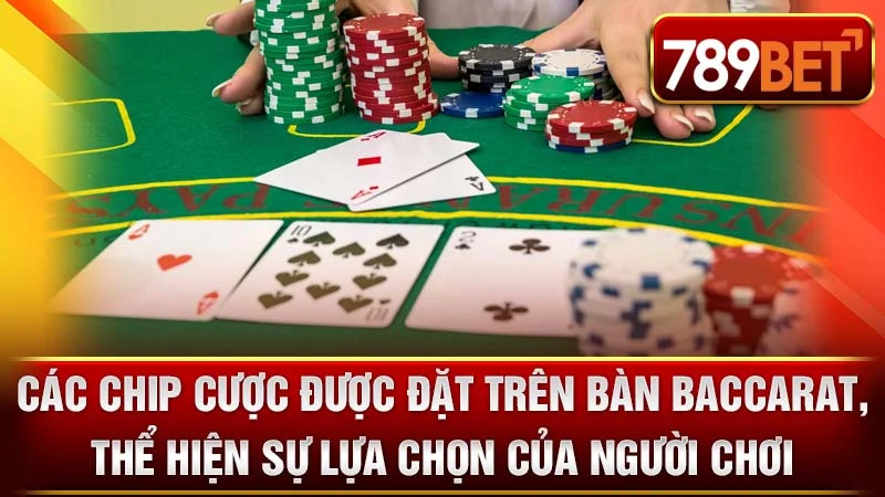 Các chip cược được đặt trên bàn Baccarat, thể hiện sự lựa chọn của người chơi.